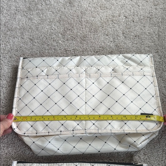 Elegant Cream Quilted Cosmetic Bag Set - Picture 4 of 6